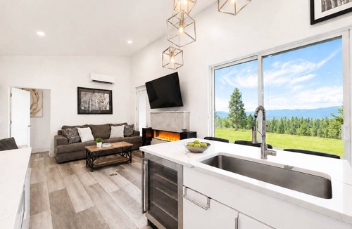 Eureka House | Hot Tub & Views: 'Sunset Valley Retreat'