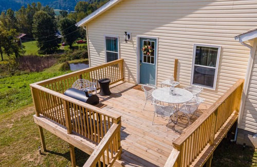 Hazel Green Cottage | Hot Tub, WiFi, Pond - Large Family Cottage - Gorgeous View Cottage - Red River Gorge, Kentucky!