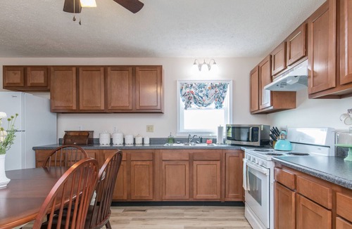 Hazel Green Cottage | Hot Tub, WiFi, Pond - Large Family Cottage - Gorgeous View Cottage - Red River Gorge, Kentucky!