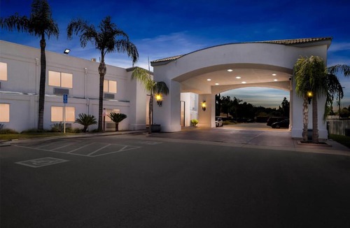 Bakersfield Hotel | Hourglass Hotel, Trademark Collection by Wyndham
