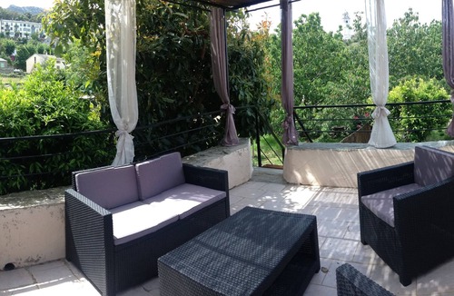 Canari House | House with terrace and garden.
