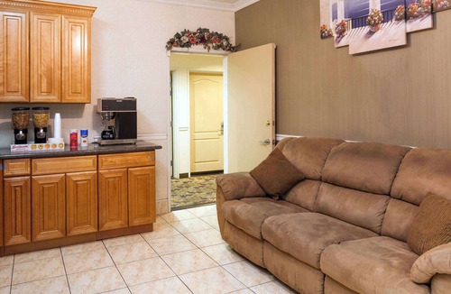 Bakersfield Hotel | Howard Johnson by Wyndham Bakersfield