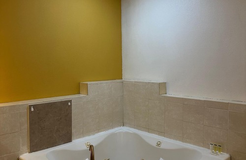 Bakersfield Hotel | Howard Johnson by Wyndham Bakersfield
