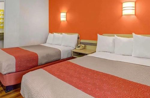 Lemoore Hotel | Howard Johnson by Wyndham Lemoore Near Naval Air Station