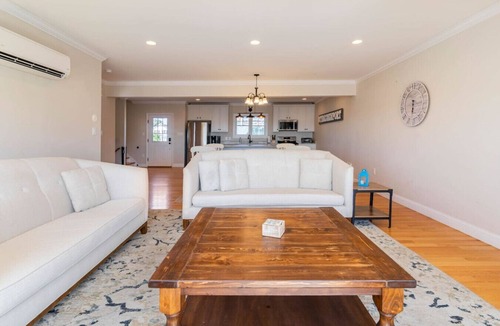 Newport House | HUGE 10BR Beach House. Weddings. Large Groups.