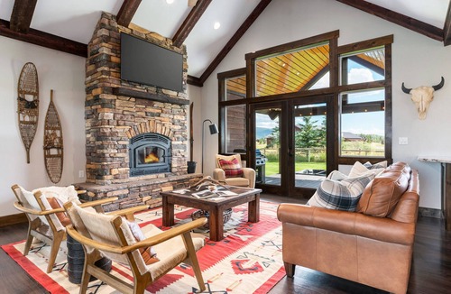 Driggs House | Huge Chalet - Epic Views, Theater, Hot Tub, & Gym!