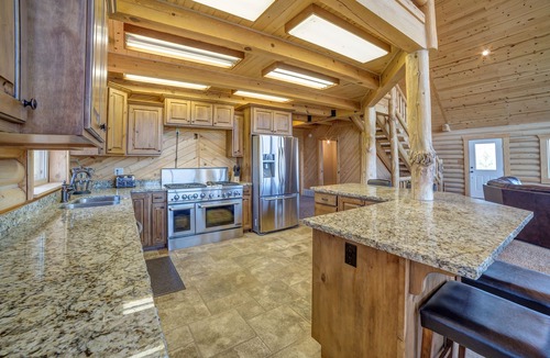 Sweetwater Cabin | Huge, Gorgeous Log Cabin, 100% remodeled, Right on Golf Course by Ideal Beach!