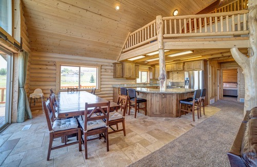 Sweetwater Cabin | Huge, Gorgeous Log Cabin, 100% remodeled, Right on Golf Course by Ideal Beach!