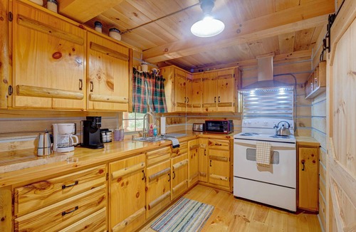 Fort Ritner Cabin | Hummingbird Lodge | Peaceful 2BR Woodland Stay