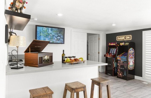 Las Vegas House | Iconic Vegas Villa : Heated Pool| Movie Room