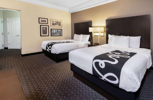 Superstition Springs House | Ideal Location! Free Parking, Onsite Pool, Free Breakfast