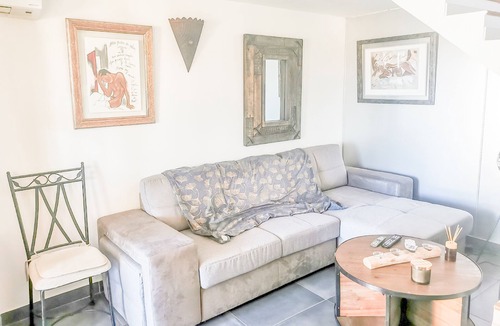 Ambiegna House | Ideally located holiday home with airconditioning