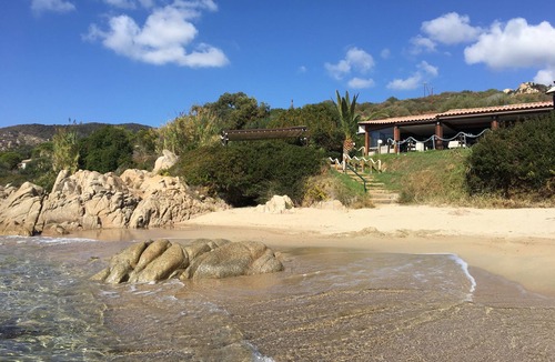 Ambiegna House | Ideally located holiday home with airconditioning
