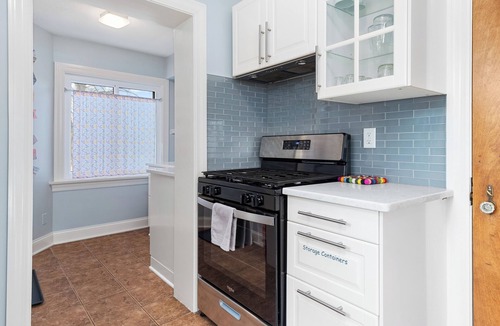 Fort Wayne Apartment | Immaculate-Central-Parking-Gardens-Dining-Cafés