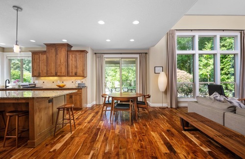 Bridlemile House | Impeccable Décor and Furnishing, Splendid Neighborhood, Pet Friendly, Fenced Backyard, Next to Park
