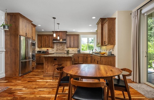 Bridlemile House | Impeccable Décor and Furnishing, Splendid Neighborhood, Pet Friendly, Fenced Backyard, Next to Park