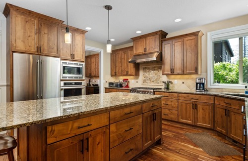Bridlemile House | Impeccable Décor and Furnishing, Splendid Neighborhood, Pet Friendly, Fenced Backyard, Next to Park