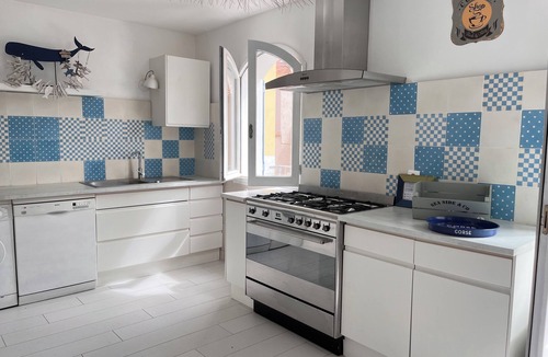 Calvi Villa | In the heart of Calvi, charming house, garden, 150 meters from a small beach.