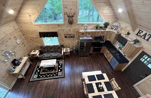 Mannsville House | Incredible Cabin with Fireplace and Hot-tub in Campbellsville, Kentucky