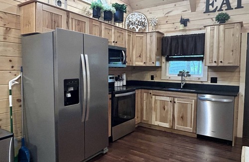 Mannsville House | Incredible Cabin with Fireplace and Hot-tub in Campbellsville, Kentucky