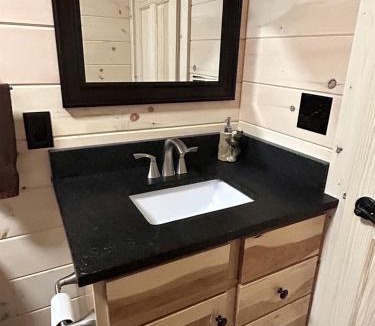 Mannsville House | Incredible Cabin with Fireplace and Hot-tub in Campbellsville, Kentucky