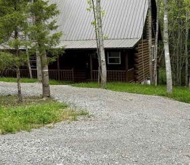 Mannsville House | Incredible Cabin with Fireplace and Hot-tub in Campbellsville, Kentucky