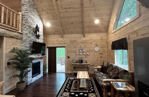 Mannsville House | Incredible Cabin with Fireplace and Hot-tub in Campbellsville, Kentucky