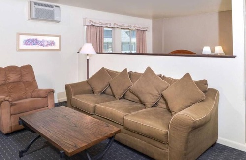 Solvang House | Indulge in Amazing Views! 4 Convenient Units, Free BFast, Near Santa Ynez River!