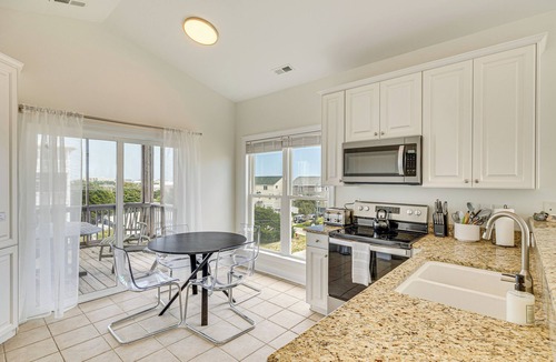 Atlantic Beach Apartment | Inviting Atlantic Beach Townhome ~ 1/2 Mi to Ocean