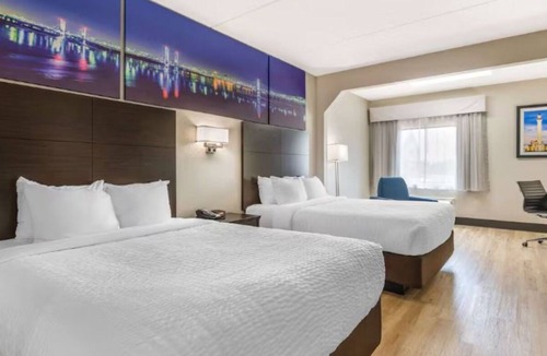 Jeffersontown Hotel | Inviting Room near Middletown Peddlers Mall | Pool Access & Free Parking