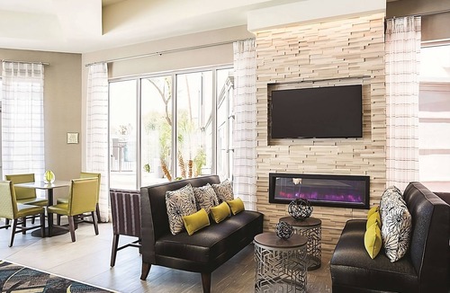 Ahwatukee Foothills Hotel | Inviting Room with Outdoor Pool and Complimentary Breakfast