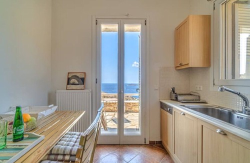Andros Town House | IRIDA Top-Floor Serenity - 5 mins to Batsi