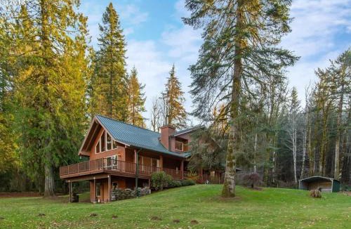 Marmot House | Iron Mountain - Spacious Secluded Lodge with Hot Tub & Game Room
