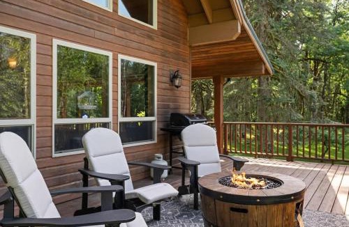 Marmot House | Iron Mountain - Spacious Secluded Lodge with Hot Tub & Game Room