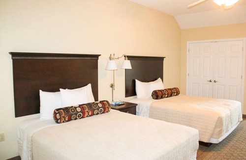 Kelleys Island Hotel | Iroquois Suite at Kelley's Island Venture Resort
