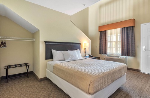 Kelleys Island Hotel | Iroquois Suite at Kelley's Island Venture Resort