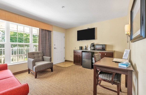 Kelleys Island Hotel | Iroquois Suite at Kelley's Island Venture Resort