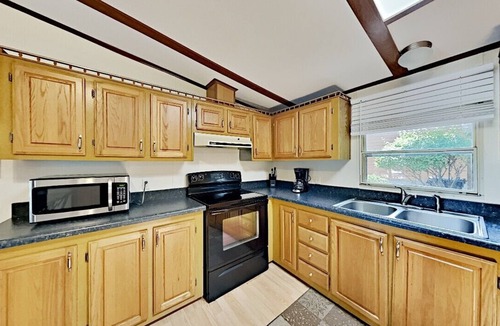 Put-in-Bay House | Island Club House by the Pool - Big Front Patio- 3 BR 2 BA - Sleeps 8 - IC17
