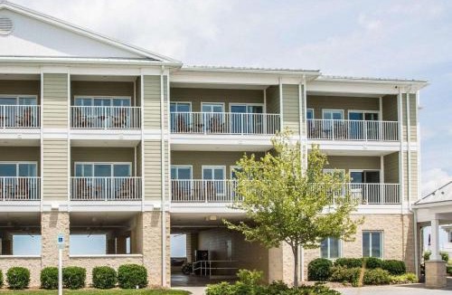 Piney Point Hotel | Island Inn & Suites, an Ascend Collection Hotel