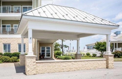 Piney Point Hotel | Island Inn & Suites, an Ascend Collection Hotel