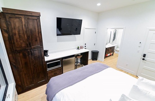 Lava Hot Springs Hotel | Island Park Theme: Suites of Lava #10