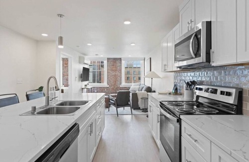 Riverside Apartment | J & K on Main Luxury Apartment 405