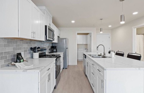 Riverside Apartment | J & K on Main Luxury Apartment 405