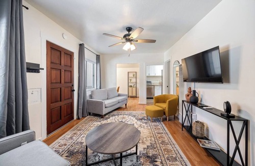 Southeastern Sacramento House | Jacuzzi Delight - Luxe 2BD/2BA Walk to UC Davis Medical Center