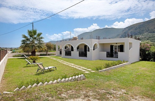 Alykes Apartment | JHoliday Apartment "Tropical 1" with Shared Garden, A/C & Wi-Fi