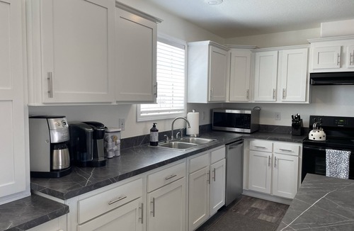 Meadview House | Joshua Tree Retreat Near Grand Canyon West Sunset Views & Stargazing