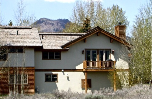 Ketchum House | JUNE DEAL! Ideally located minutes from Ketchum, and Bald Mountain.