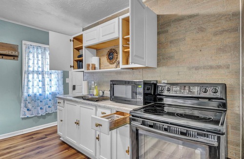Elyria House | Just like Home- Cozy Elyria Ranch