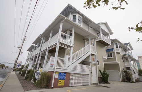 Ocean City House | Just lovely. 3 br townhouse @16th St is an ez walk to the beach and boards.