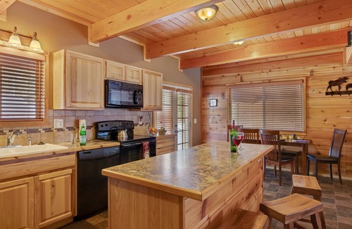 Island Park Ski Chalet | KABINO: Hot Tub Fire Pit Sauna PS3 and 4 Grill WiFi Loft